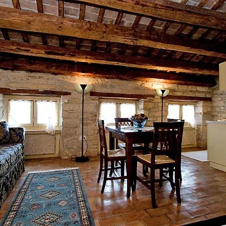 Porta Antica Centro Storico * روفينج