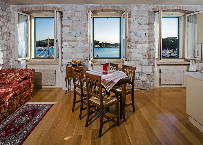 Porta Antica Centro Storico Ρόβινι