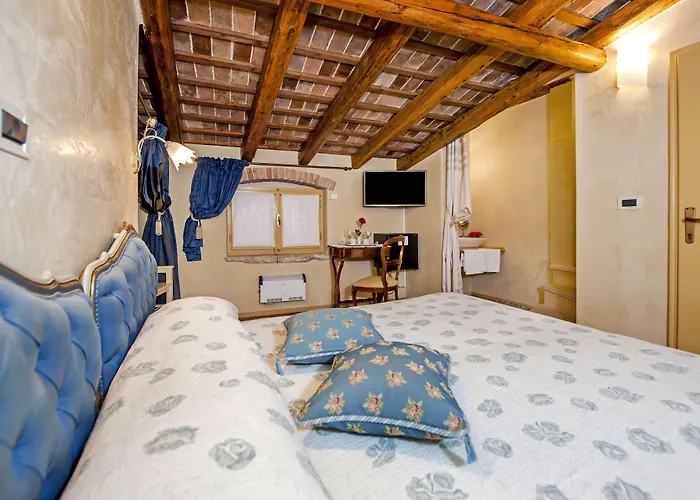 Porta Antica Centro Storico * Ρόβινι