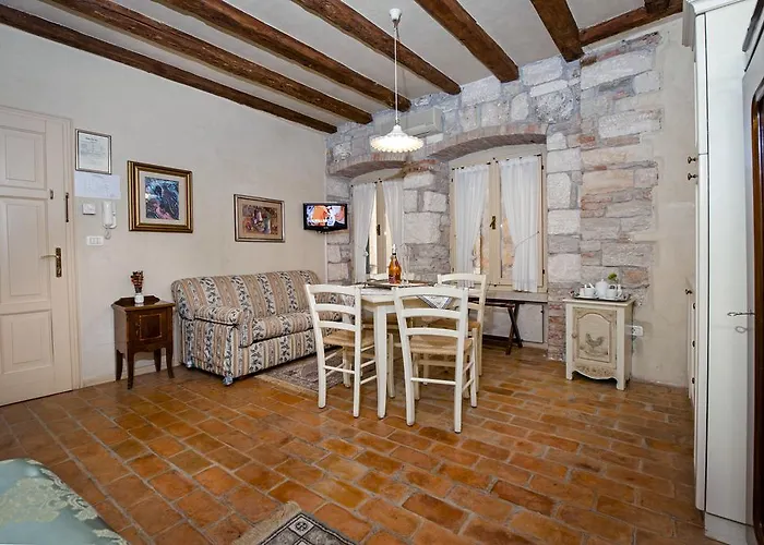 Porta Antica Centro Storico Ρόβινι