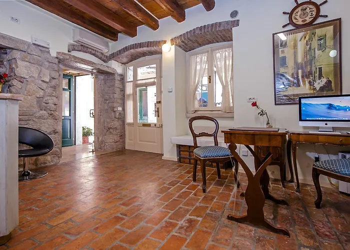 Porta Antica Centro Storico Ρόβινι