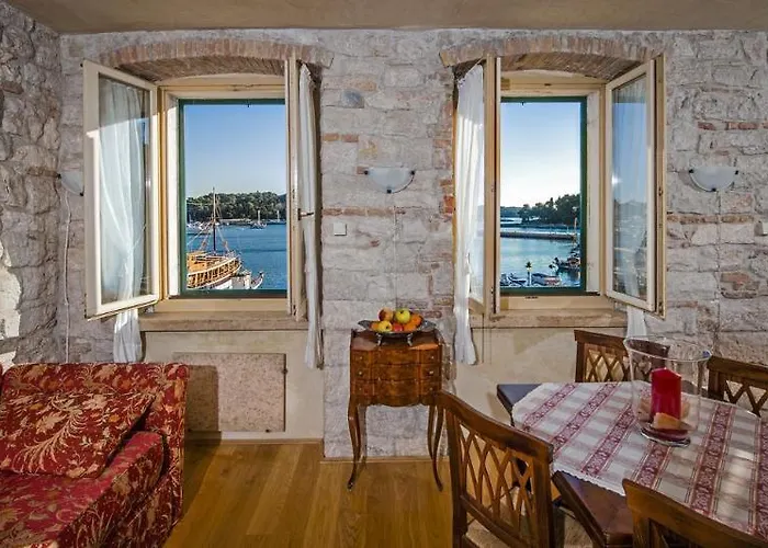 Porta Antica Centro Storico Ρόβινι